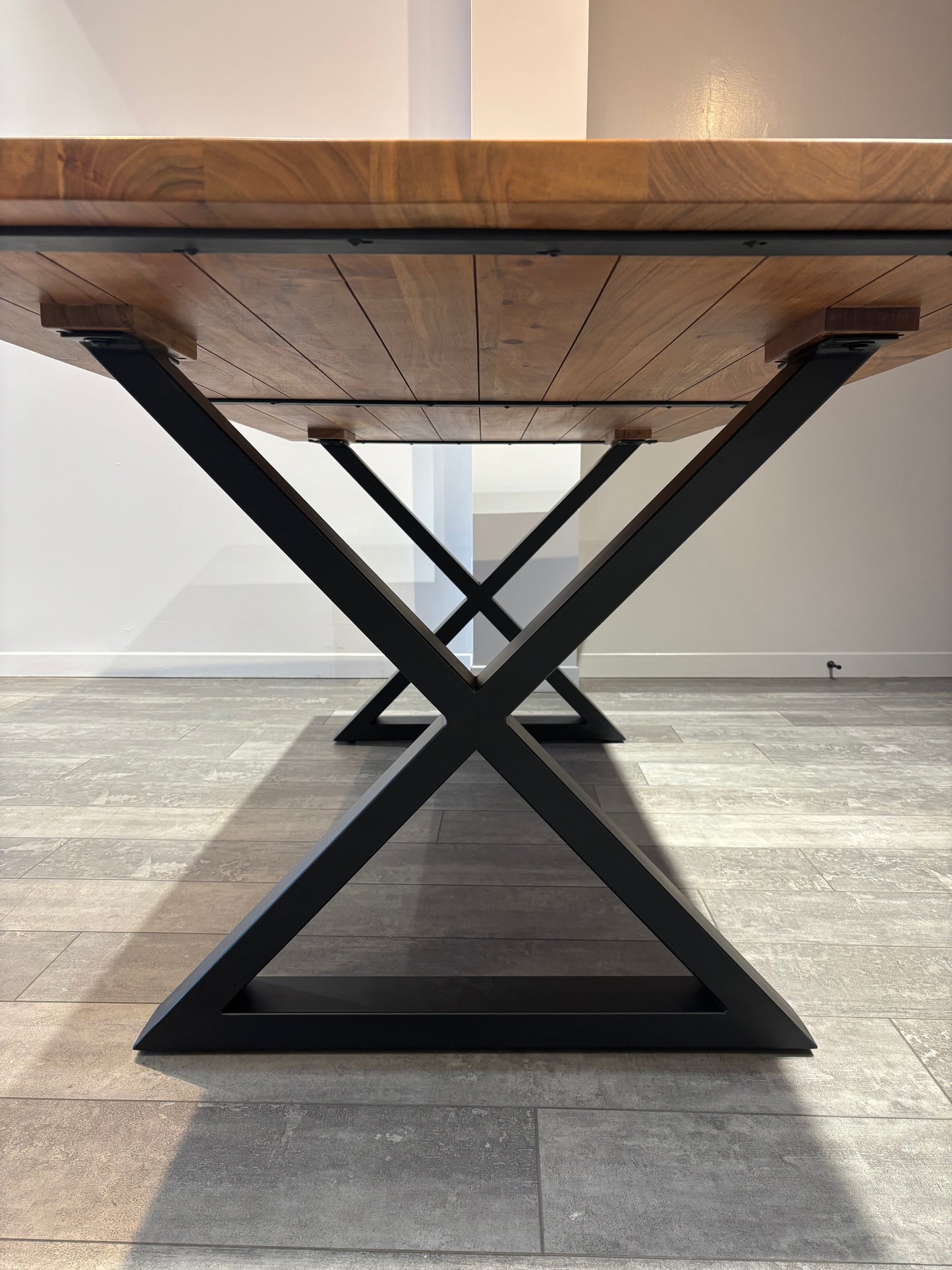Table en bois d’Acacia, collection ”X”