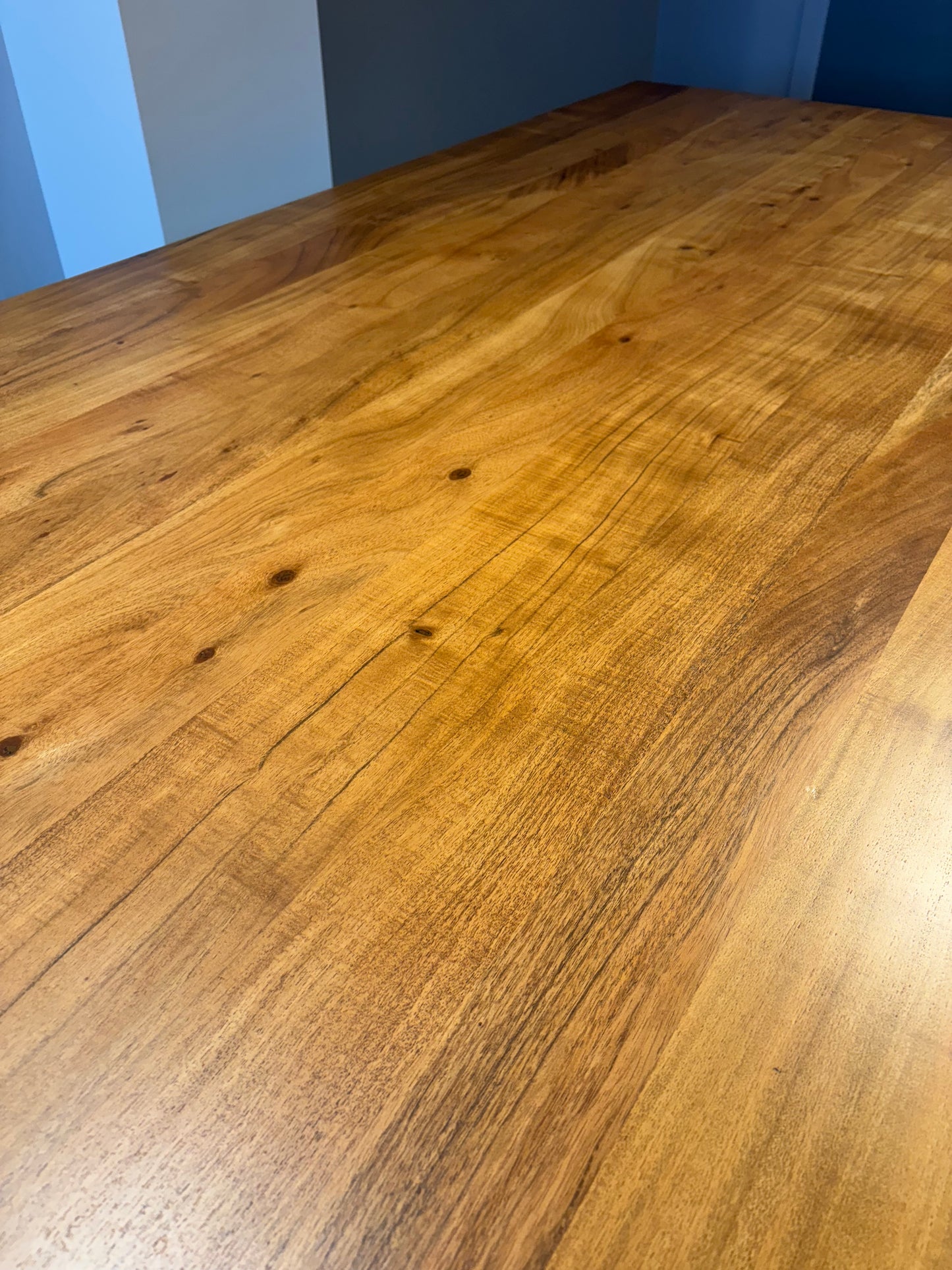 Table en bois d’Acacia, collection ”X”