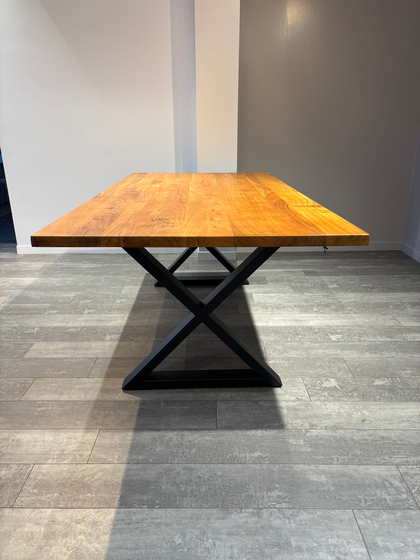 Table en bois d’Acacia, collection ”X”
